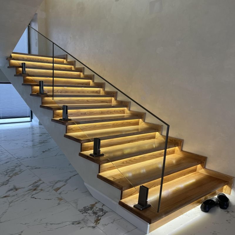 İşıqlandırmalı, modern taxta pilləkən